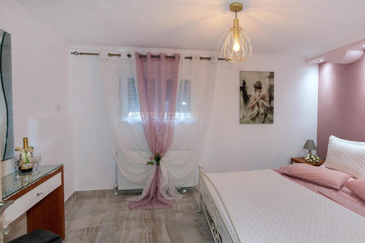 Rentinis Apartments Nikiti  Eksteriør billede
